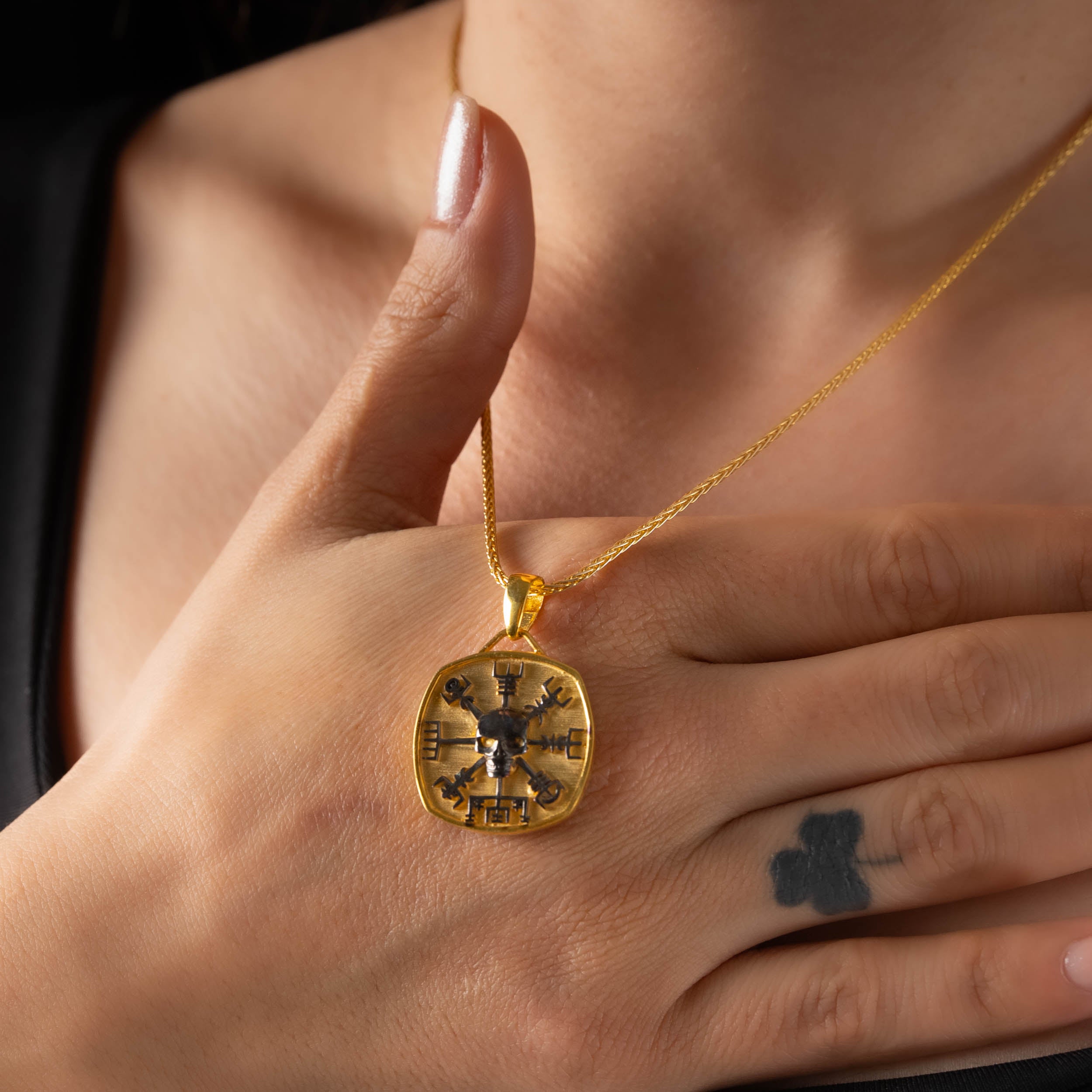 Viking Vegvisir Relief Skull Necklace
